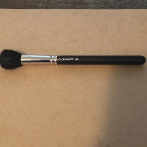 MAC 109 Synthetic Small Contour Brush